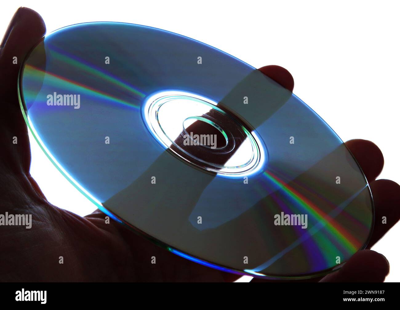 Halten Sie eine CD mit hellem Hintergrund in der Hand Stockfoto