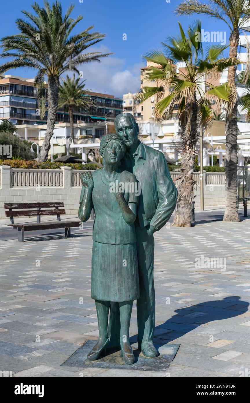 Kunstskulptur Statue des Seniorenpaares, Playa San Juan, Alicante, Spanien Stockfoto