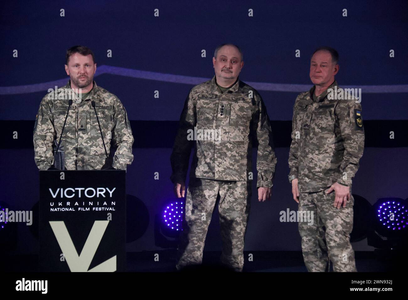 KIEW, UKRAINE - 29. FEBRUAR 2024 - Autor der Dokumentarreihe „Air Breakthrough to Asovstal. Der Himmel“, Soldat Artem Schewtschenko (L) wird während der Abschlusszeremonie des ersten ukrainischen Nationalfestivals mit Filmen, die während des russisch-ukrainischen Krieges gedreht wurden, im Nationalzentrum „Ukrainisches Haus“ in Kiew, Hauptstadt der Ukraine, abgebildet. Stockfoto