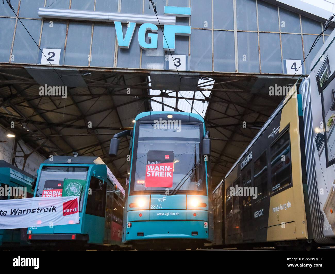 Frankfurt U-Bahnen stehen auf dem Betriebshof Gutleut in Frankfurt am Main. Die Gewerkschaft Verdi hat die beschaeftigte im Oeffentlichen Personennahverkehr bundesweit zu Warnstreiks aufgerufen. 01.03.2023. Warnstreik steht auf einem Plakat an einer U-Bahn, U-Bahnen stehen auf dem Betriebshof Gutleut in Frankfurt am Main. Die Gewerkschaft Verdi hat die beschaeftigte im Oeffentlichen Personennahverkehr bundesweit zu Warnstreiks aufgerufen. 01.03.2023. *** Frankfurter U-Bahn-Züge parken am Gutleut-Depot in Frankfurt am Main die Verdi-gewerkschaft hat Mitarbeiter des öffentlichen Verkehrs nati aufgerufen Stockfoto