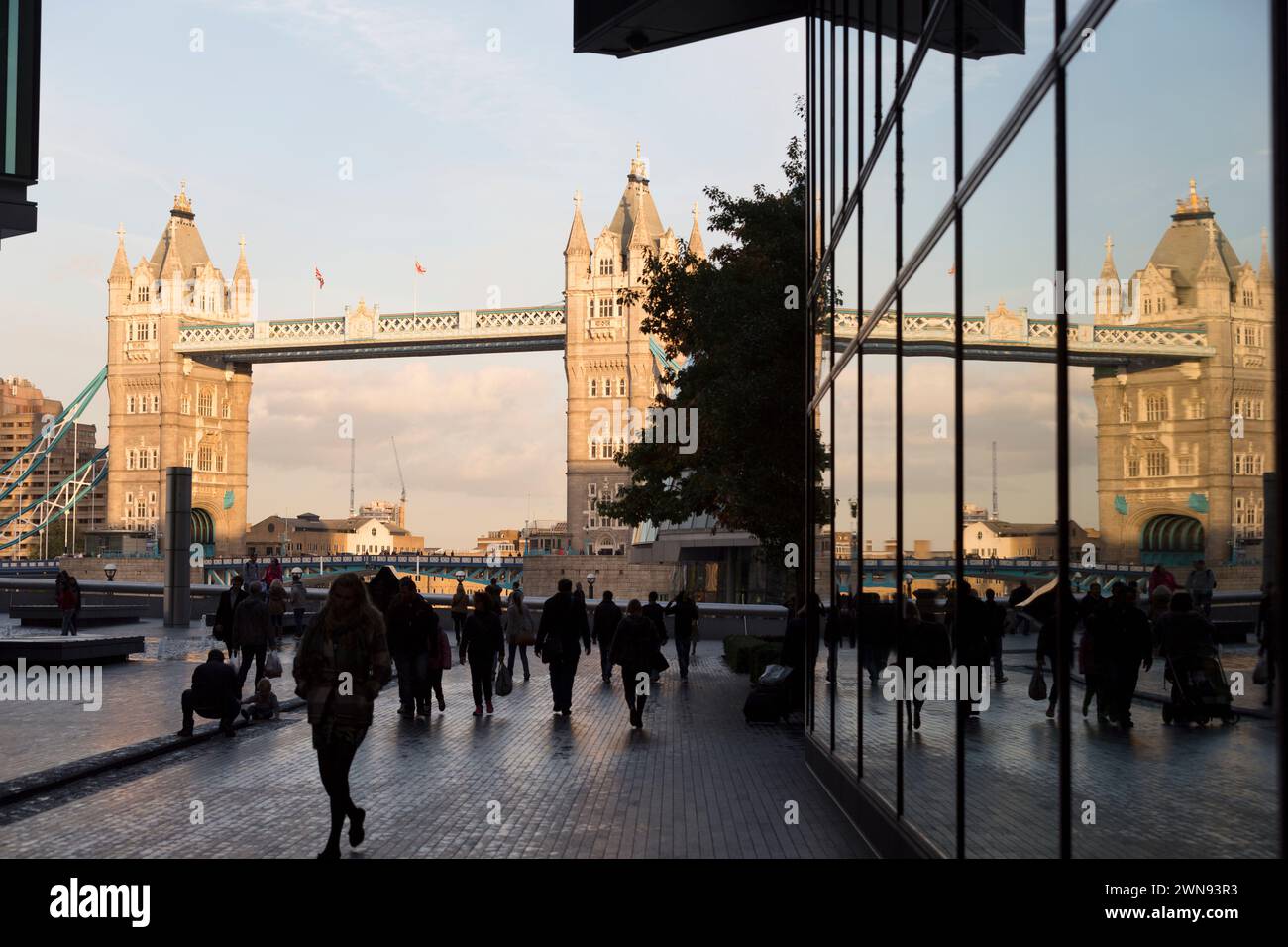 Großbritannien, London, Tower Bridge mit Reflexion im Gebäude am „More London Place“. Stockfoto