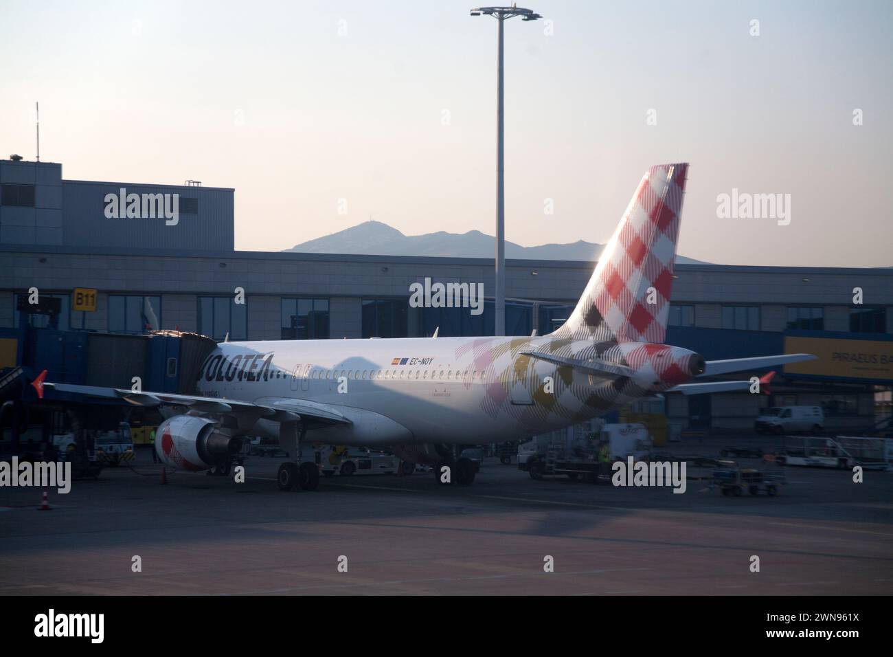 volotea airbus A320 am Stand athen internationaler Flughafen eleftherios venizelos sparta athen griechenland Stockfoto