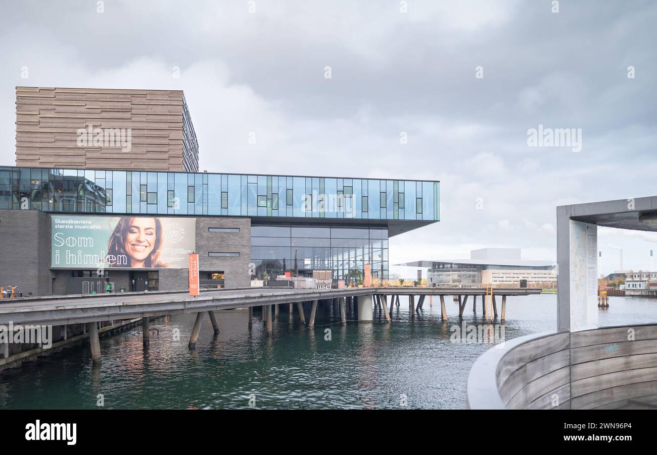 Kopenhagen, Dänemark - Königliches dänisches Spielhaus von Lundgaard & Tranberg Arkitekter mit Opernhaus von Henning Larsen Stockfoto