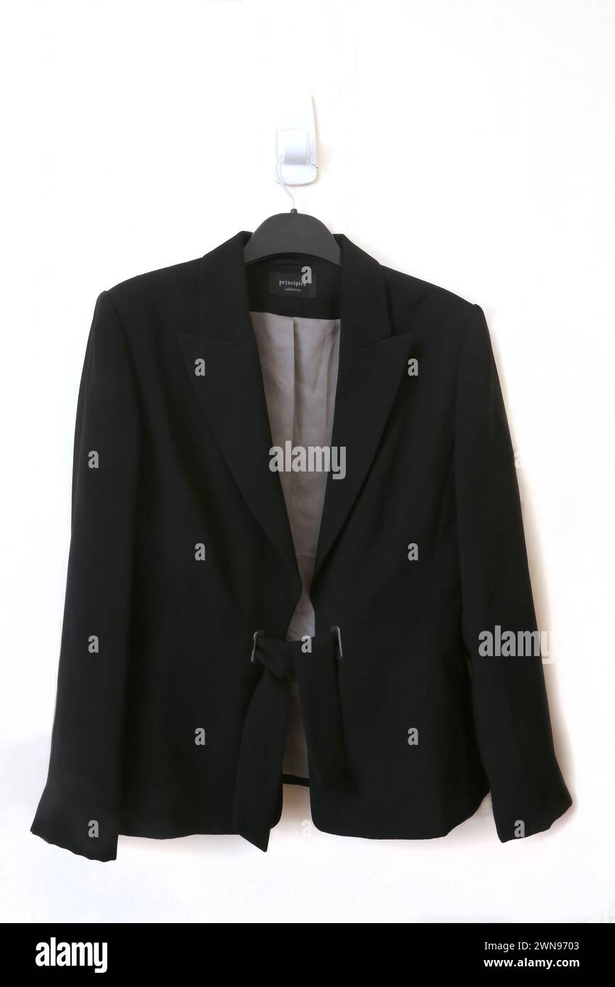 Blazer-Jacke für Damen mit Bindeband vorne und silbernem Futter Stockfoto