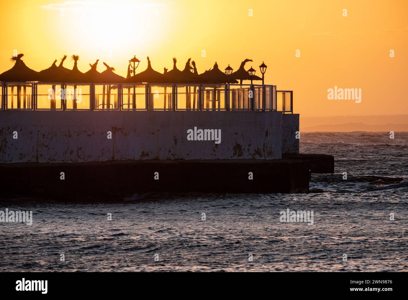 Sonnenschirme im Hotel Marques, Es Coto Strand, Mallorca, Balearen, Spanien Stockfoto