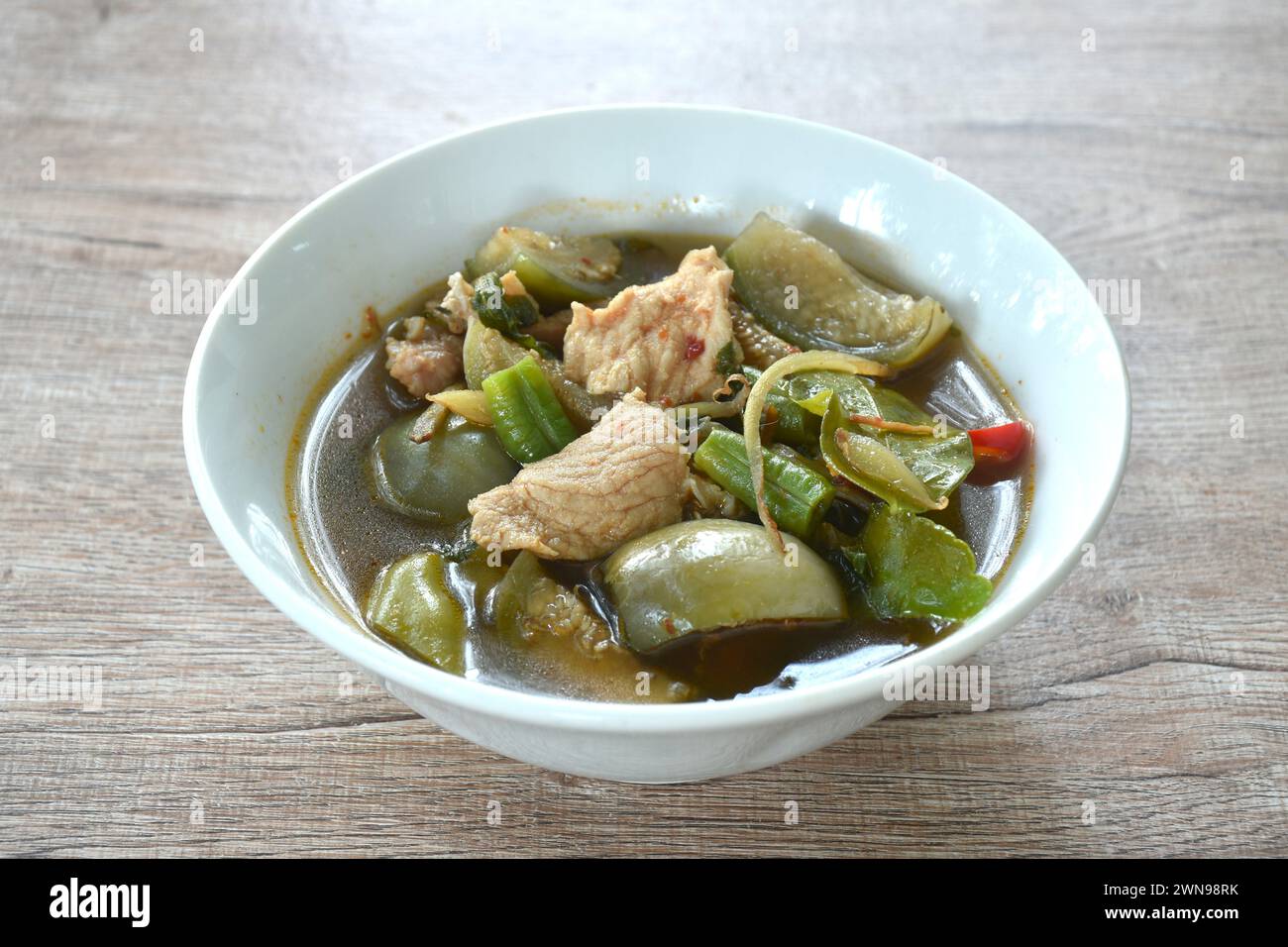 Heißes und scharfes Wildschwein mit verschiedenen Gemüse- und Thai-Kräuter-Suppe auf einer Schüssel Stockfoto