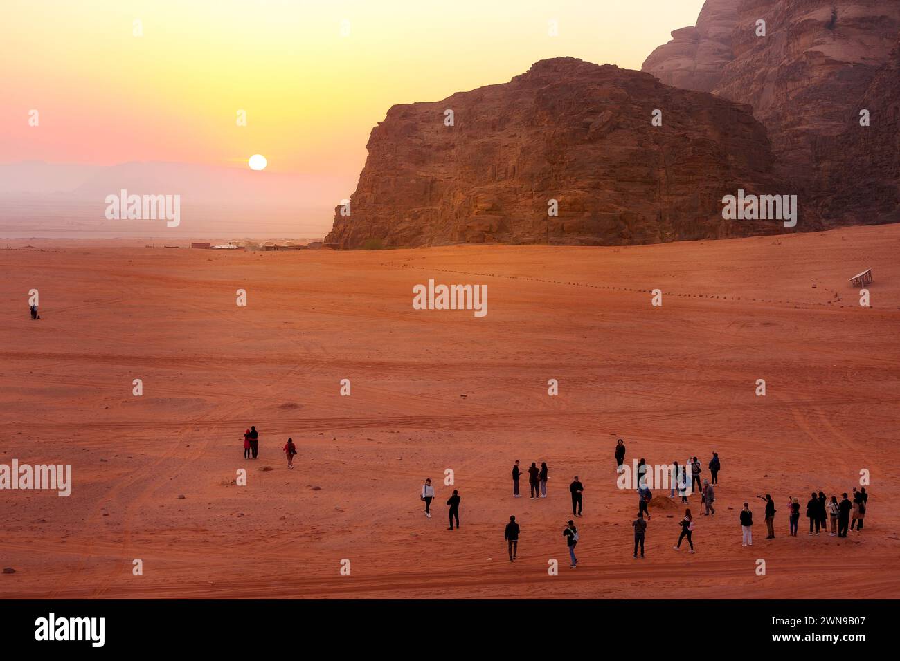 Jordanien, Wadi Rum - 1. November 2022: Menschen warten auf Sonnenaufgang über der Wüste Stockfoto