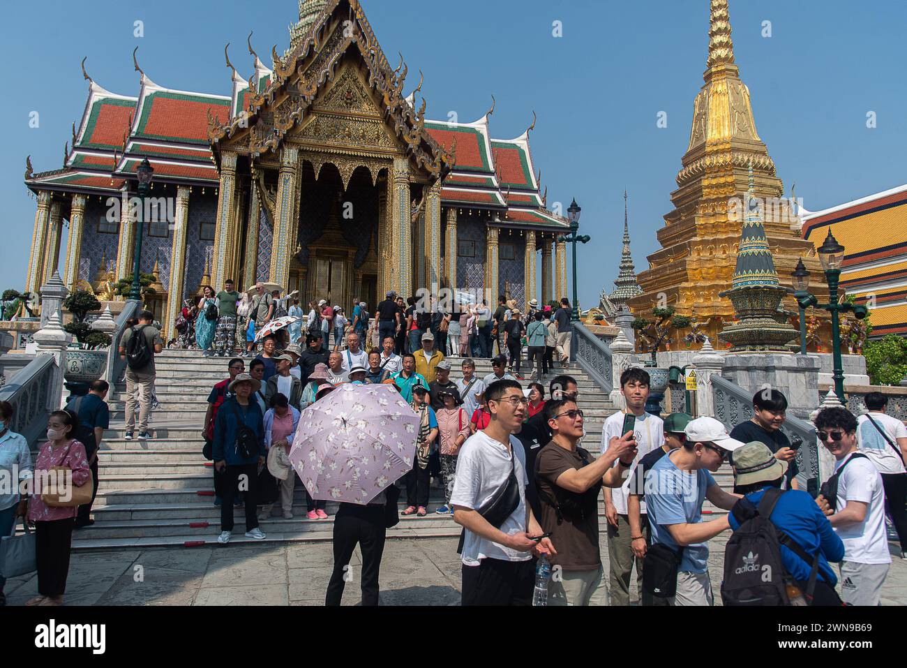 Bangkok, Thailand. März 2024. Touristen gesehen, die den Tempel des Smaragdbuddhas in Bangkok besuchten. Thailand und China haben vereinbart, die Visumpflicht für die Nationen der anderen Länder aufzuheben, die am 1. März 2024 wirksam werden und den Tourismus und die Wirtschaft zwischen den beiden Ländern fördern sollen. (Foto: Peerapon Boonyakiat/SOPA Images/SIPA USA) Credit: SIPA USA/Alamy Live News Stockfoto