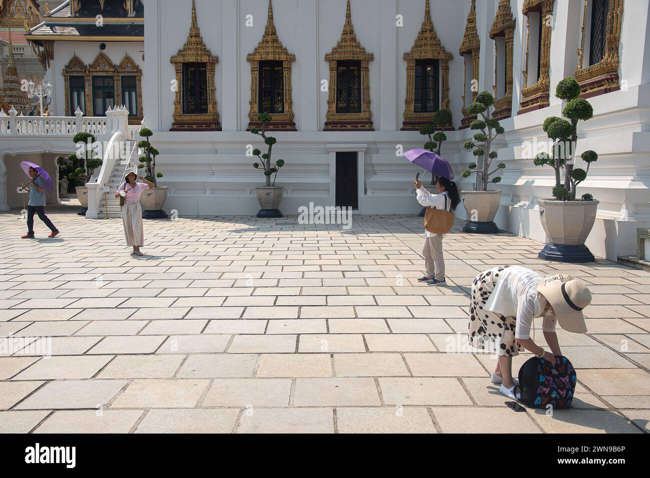 Bangkok, Thailand. März 2024. Touristen gesehen, die den Großen Palast in Bangkok besuchten. Thailand und China haben vereinbart, die Visumpflicht für die Nationen der anderen Länder aufzuheben, die am 1. März 2024 wirksam werden und den Tourismus und die Wirtschaft zwischen den beiden Ländern fördern sollen. (Foto: Peerapon Boonyakiat/SOPA Images/SIPA USA) Credit: SIPA USA/Alamy Live News Stockfoto