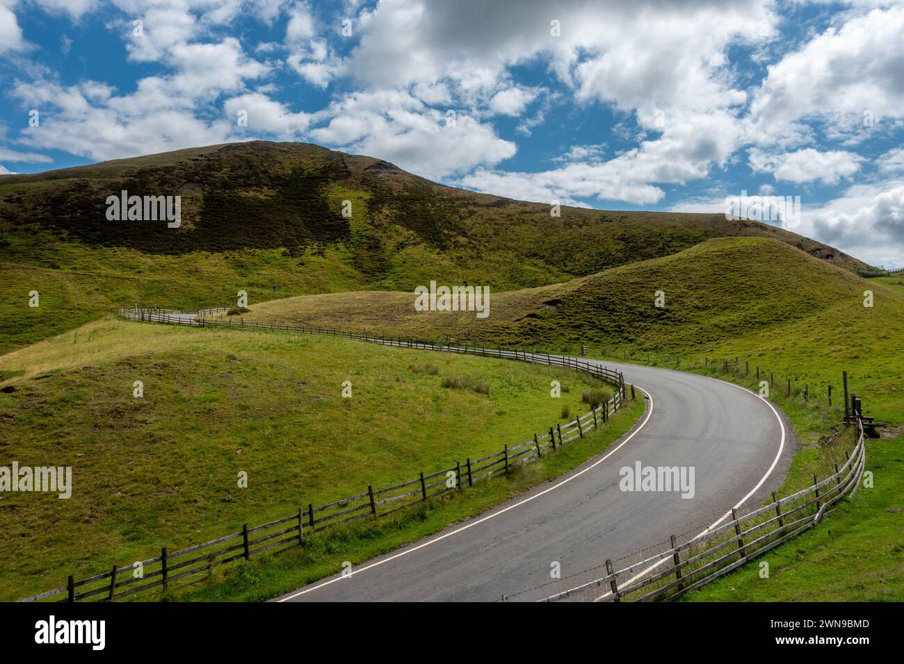 Blick auf den Mam Tor Road Pass mit Mam Tor voraus an einem Sommertag in Derbyshire, Großbritannien Stockfoto