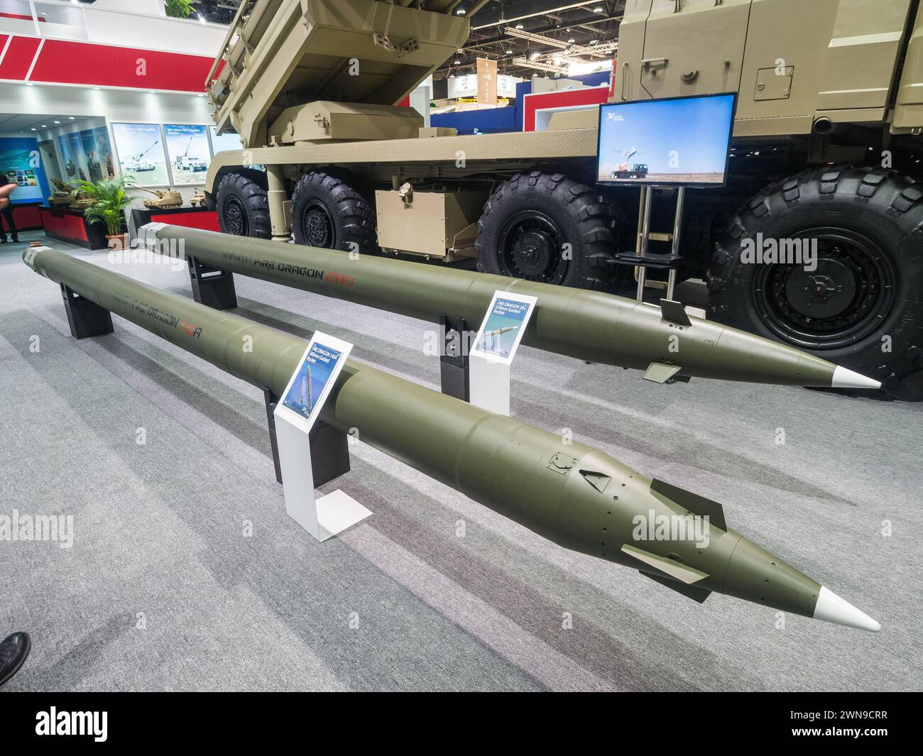 Abu Dhabi, VAE - 25. Februar 2015: NORINCO AR3 370-mm-Rakete für MLRS (Multiple Launch Rocket System) auf der IDEX 2015 Stockfoto