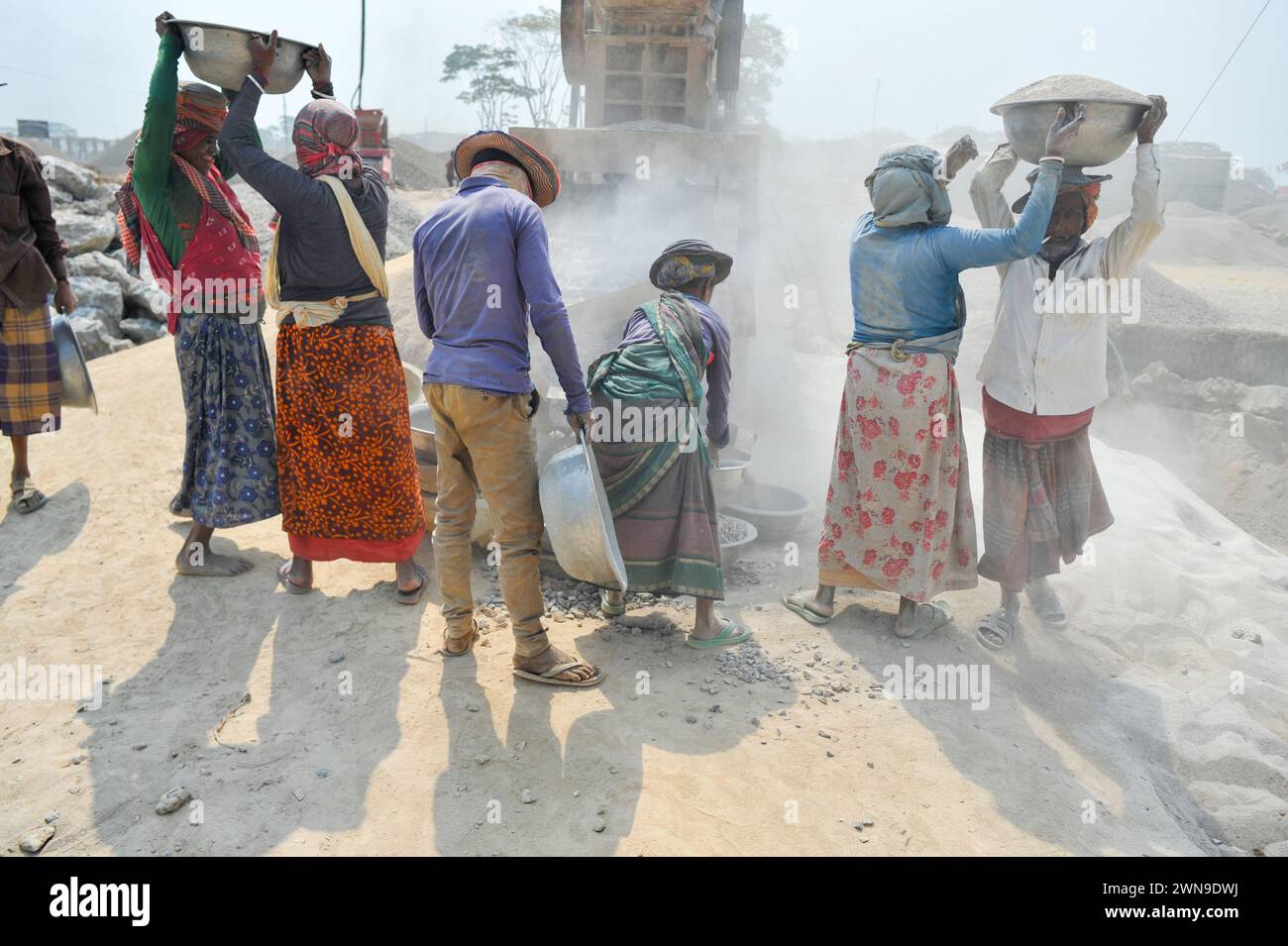Männliche und weibliche Arbeiter brechen LC-Steine mit einer Brechmaschine in der Gegend von Bholaganj, bekannt als „Steinstaat“ von Sylhet Companyganj Upazila. Diese Arbeiter, deren Gesundheit gefährdet ist, verdienen am Ende des Tages 500-600 Taka. Rund 2000 Arbeiter sind in mehr als 200 Brechmaschinen beschäftigt, und jeden Tag werden Steine im Wert von 3-5 Mrd. Rupien gebrochen. Sylhet-Bangladesch. Stockfoto