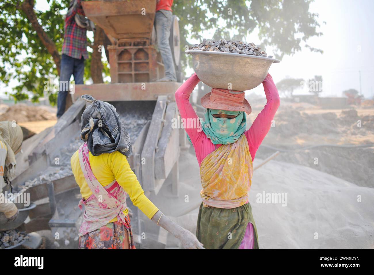 Männliche und weibliche Arbeiter brechen LC-Steine mit einer Brechmaschine in der Gegend von Bholaganj, bekannt als „Steinstaat“ von Sylhet Companyganj Upazila. Diese Arbeiter, deren Gesundheit gefährdet ist, verdienen am Ende des Tages 500-600 Taka. Rund 2000 Arbeiter sind in mehr als 200 Brechmaschinen beschäftigt, und jeden Tag werden Steine im Wert von 3-5 Mrd. Rupien gebrochen. Sylhet-Bangladesch. Stockfoto