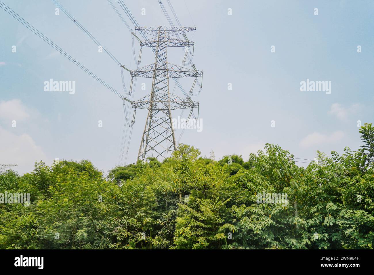 Innenperspektive eines hohen Kommunikationsturms. Hochspannungspylon für Elektrizität. Stockfoto