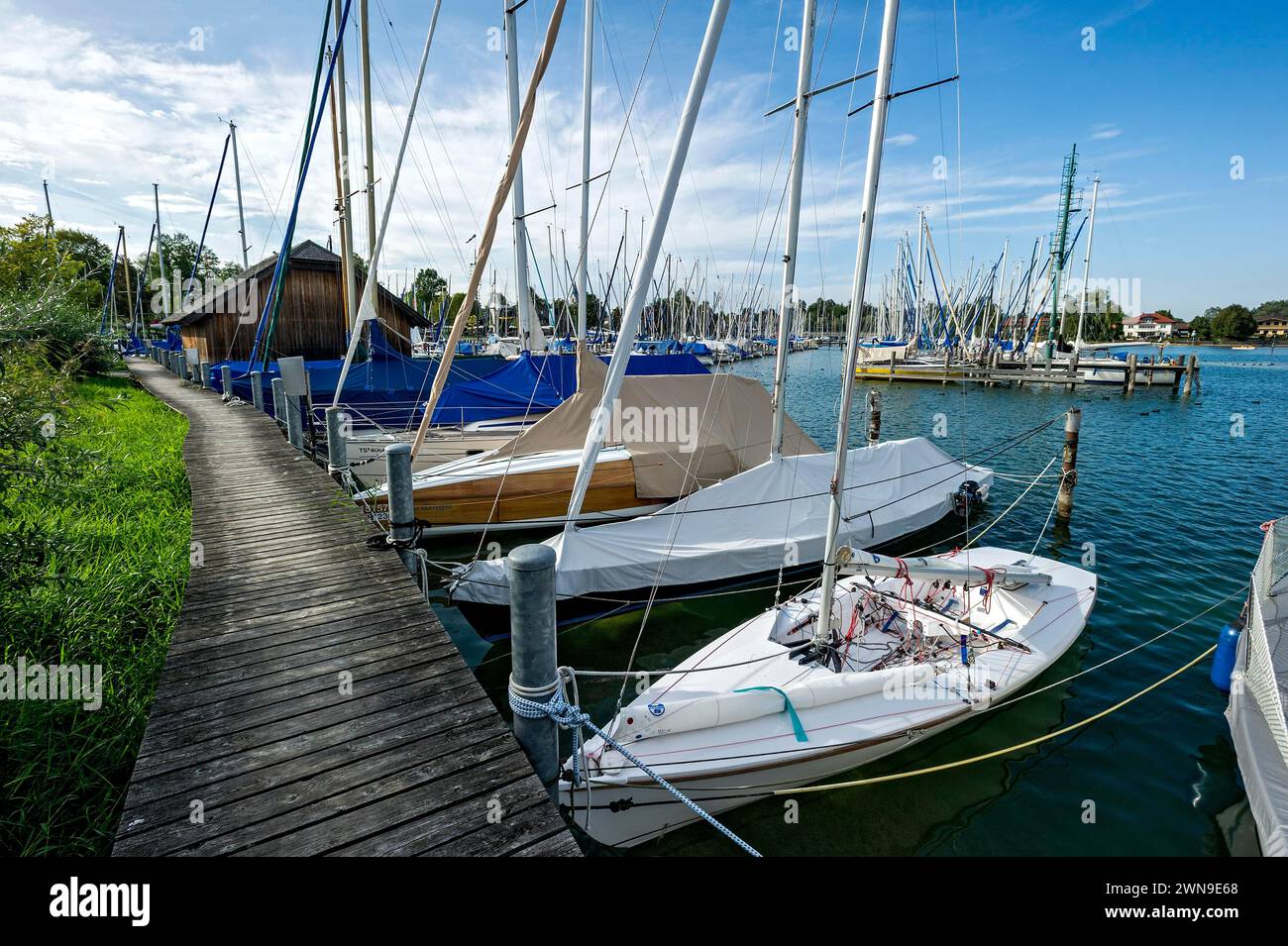 Bootsanleger und Segelboote in Seebruck Marina, Seeon, Chiemsee, Chiemgau, Oberbayern, Bayern, Deutschland Stockfoto