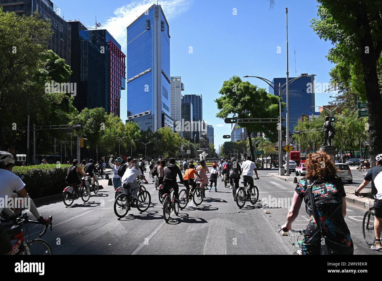 Radfahren auf der Avenida de la Reforma, Colonia Centro, Mexiko-Stadt, die sonntags geschlossen ist Stockfoto