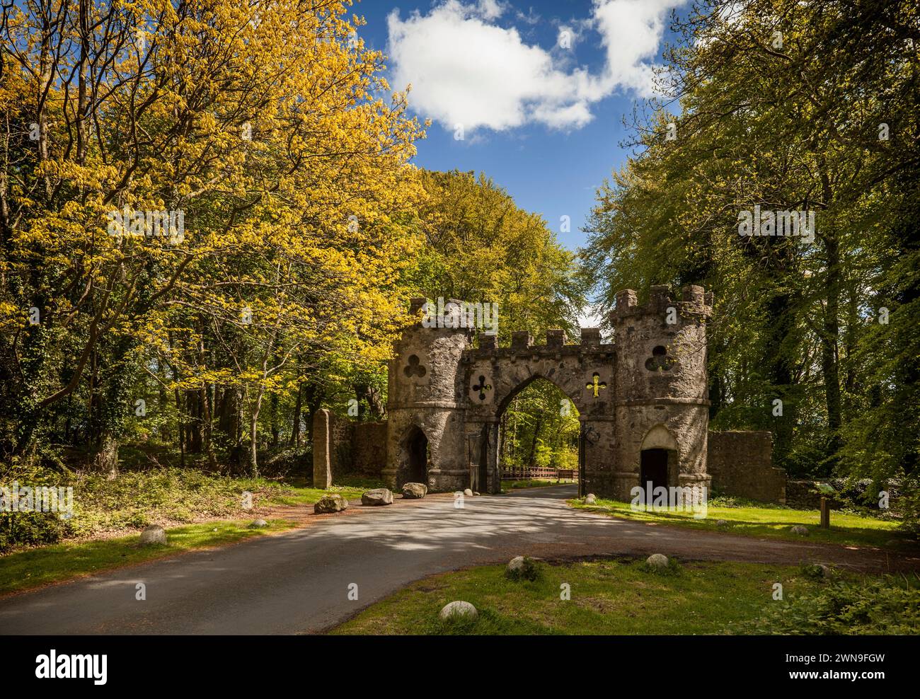 Das Barbican Gate im Tollymore Forest Park im County Down, Nordirland Stockfoto