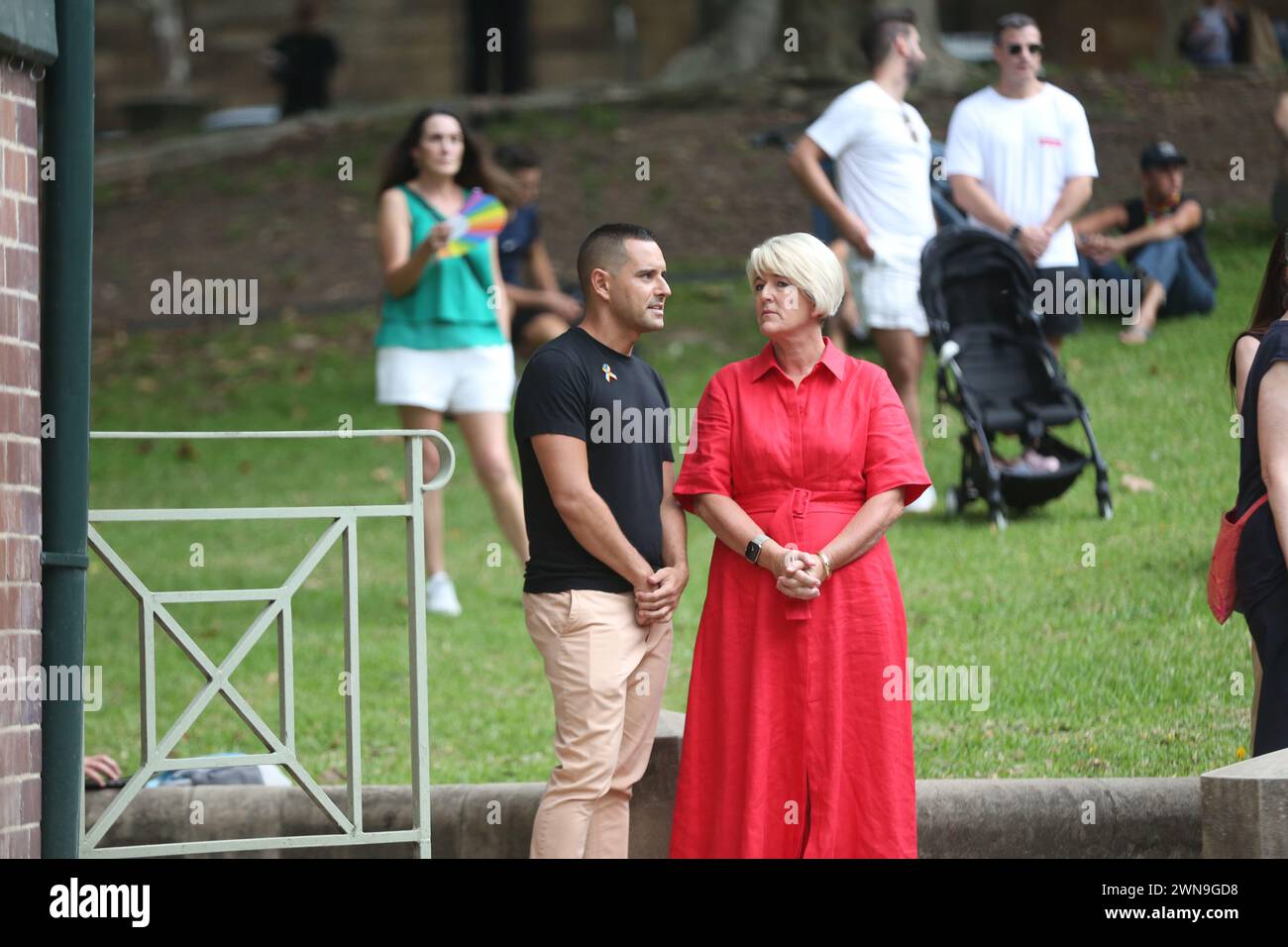 Sydney, Australien. März 2024. Hunderte haben sich in Green Park, Darlinghurst, versammelt, um dem angeblich ermordeten Sydney-Paar Jesse Baird und Luke Davies am Vorabend der Mardi Gras-Parade zu Tribut zu zollen. Die Leute standen an, um ein Beileidsbuch zu unterschreiben, und saßen still. Einige Musik wurde abgespielt, während die beiden auf einer Großleinwand gezeigt wurden. Richard Milnes/Alamy Live News Stockfoto