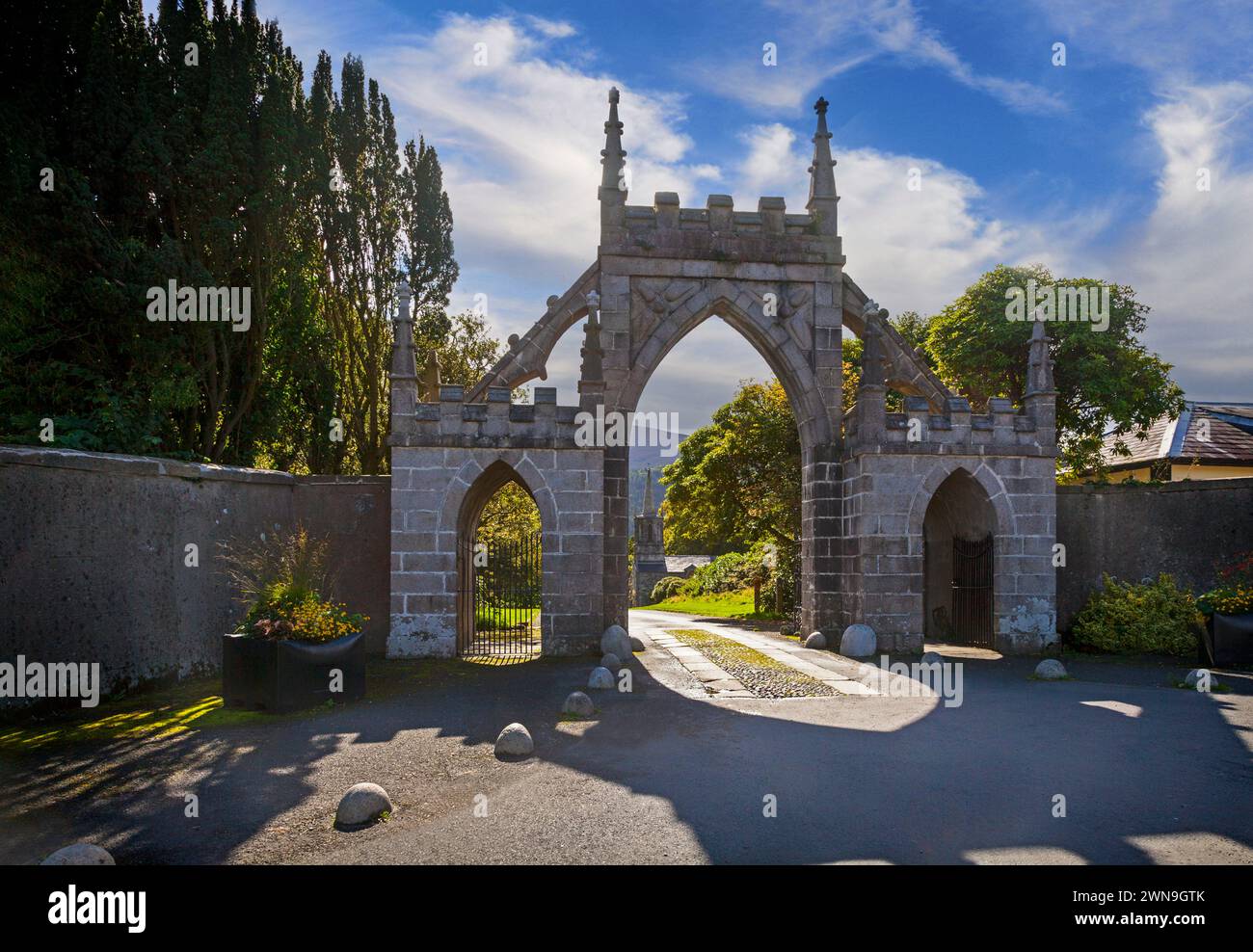 Das Bryansford Gate und die entfernte Clanbrassil Barn im Tollymore Forest Park im County Down, Nordirland Stockfoto