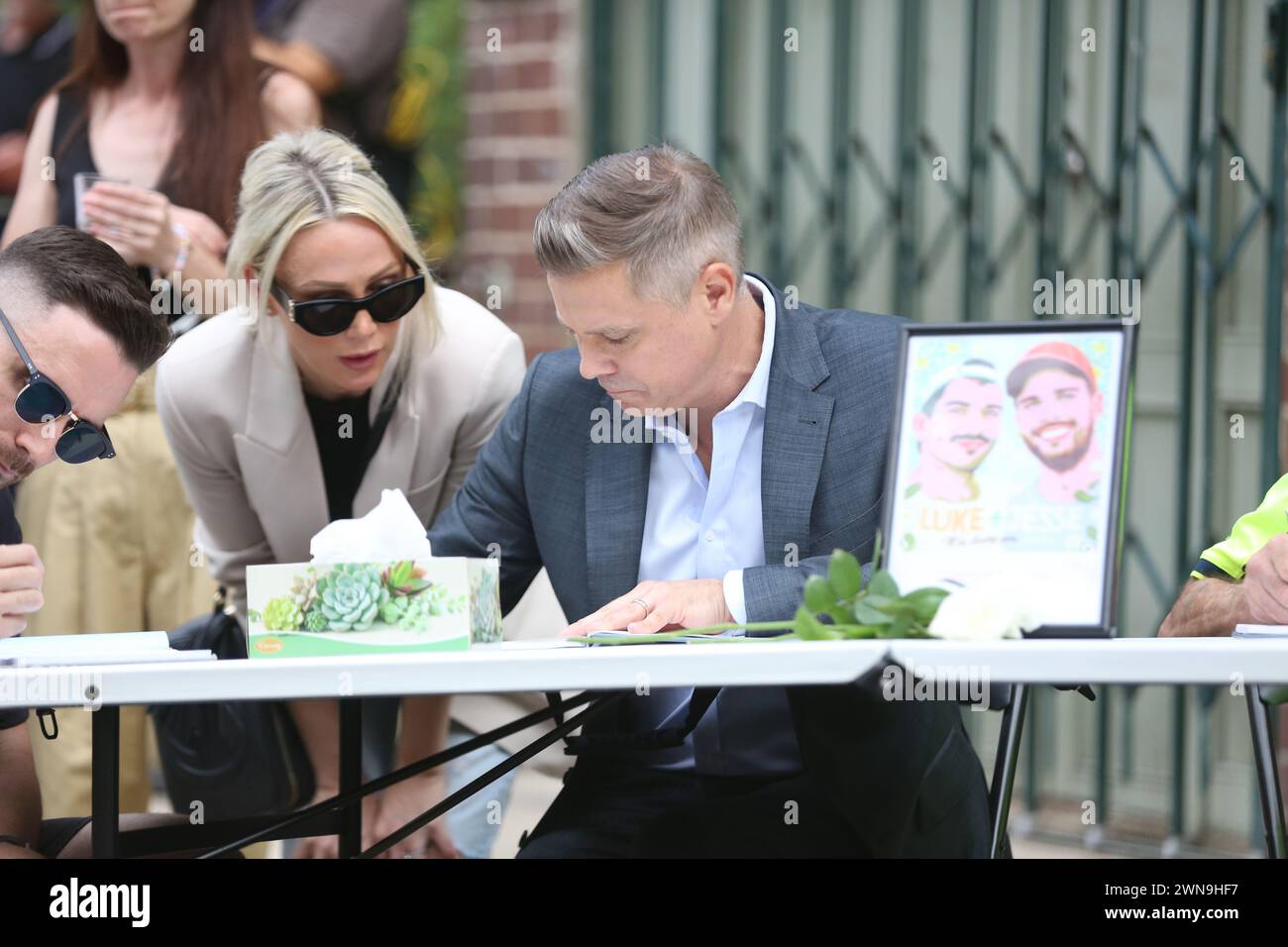 Sydney, Australien. März 2024. Hunderte haben sich in Green Park, Darlinghurst, versammelt, um dem angeblich ermordeten Sydney-Paar Jesse Baird und Luke Davies am Vorabend der Mardi Gras-Parade zu Tribut zu zollen. Die Leute standen an, um ein Beileidsbuch zu unterschreiben, und saßen still. Einige Musik wurde abgespielt, während die beiden auf einer Großleinwand gezeigt wurden. Richard Milnes/Alamy Live News Stockfoto