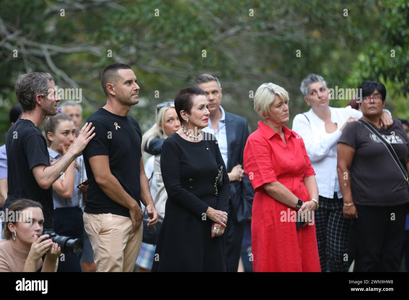 Sydney, Australien. März 2024. Hunderte haben sich in Green Park, Darlinghurst, versammelt, um dem angeblich ermordeten Sydney-Paar Jesse Baird und Luke Davies am Vorabend der Mardi Gras-Parade zu Tribut zu zollen. Die Leute standen an, um ein Beileidsbuch zu unterschreiben, und saßen still. Einige Musik wurde abgespielt, während die beiden auf einer Großleinwand gezeigt wurden. Richard Milnes/Alamy Live News Stockfoto