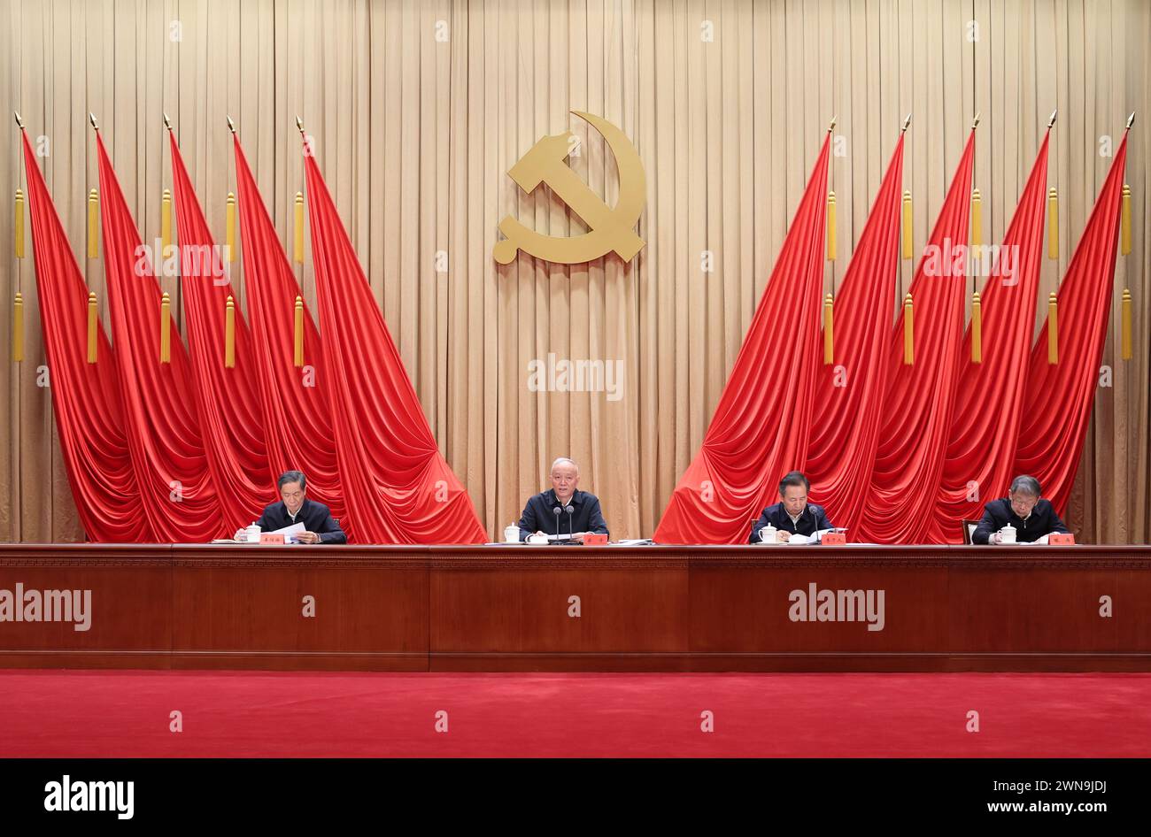 Peking, Parteischule des Zentralkomitees der KPCh (nationale Akademie der Regierungsführung). März 2024. Cai Qi, Mitglied des Ständigen Ausschusses des Politbüros des Zentralkomitees der Kommunistischen Partei Chinas (KPC) und Mitglied des Sekretariats des Zentralkomitees der KPC, spricht an der Eröffnungszeremonie eines Ausbildungsprogramms für junge und mittlere Beamte in der Parteischule des Zentralkomitees der KPC (nationale Akademie für Governance), 1. März 2024. Quelle: Yao Dawei/Xinhua/Alamy Live News Stockfoto Peking, Parteischule des Zentralkomitees der KPCh (nationale Akademie der Regierungsführung). März 2024. Cai Qi, Mitglied des Ständigen Ausschusses des Politbüros des Zentralkomitees der Kommunistischen Partei Chinas (KPC) und Mitglied des Sekretariats des Zentralkomitees der KPC, spricht an der Eröffnungszeremonie eines Ausbildungsprogramms für junge und mittlere Beamte in der Parteischule des Zentralkomitees der KPC (nationale Akademie für Governance), 1. März 2024. Quelle: Yao Dawei/Xinhua/Alamy Live News Stockfoto