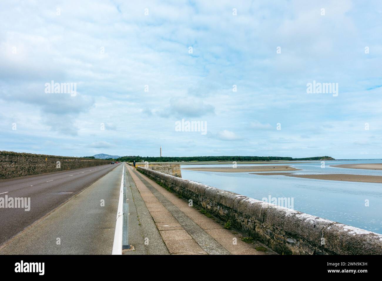 Der Wales Coastal Path in Nordwales. Malerische Aussicht vom Westküstenabschnitt von Anglesey auf Pont Lasinwen bei Holyhead, auch National Cycle Network Stockfoto