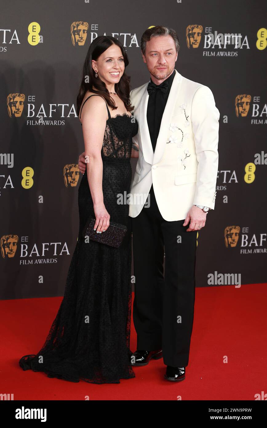 Lisa Liberati und James McAvoy nehmen 2024 an den EE BAFTA Film Awards in der Royal Festival Hall in London Teil. Stockfoto