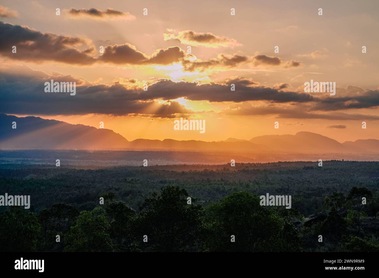 Aceh, Indonesien - Februar 2024: Die Abenddämmerung blüht an der Westspitze der Insel Sumatra. Stockfoto