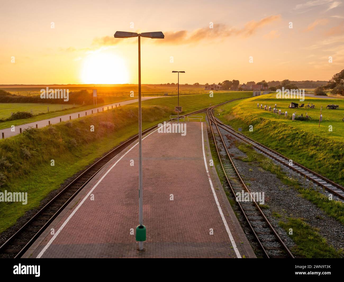 Leerer Bahnsteig des Bahnhofs bei Sonnenuntergang auf der ostfriesischen Insel Langeoog, Niedersachsen Stockfoto