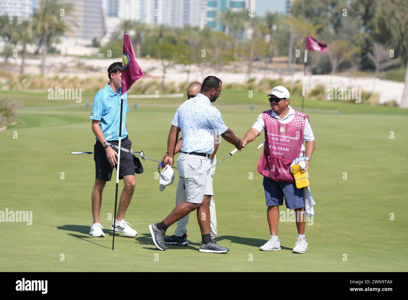 Bahrains Ali Mohamed Alkowari im Doha Golf Club am Freitag, 1. März 2024 während der GCC Golf Championship, die vom 29. Februar bis 3. März stattfindet. Golfspieler aus Katar, Bahrain, den Vereinigten Arabischen Emiraten, Oman und Saudi-Arabien nehmen an der viertägigen Meisterschaft Teil, die am Sonntag endet. Neben der Männermeisterschaft findet auch die Jugendmeisterschaft statt, die am Samstag mit der Krönung des Einzel- und Mannschaftssiegers endet, während die Männermeisterschaft am Sonntag endet. Stockfoto