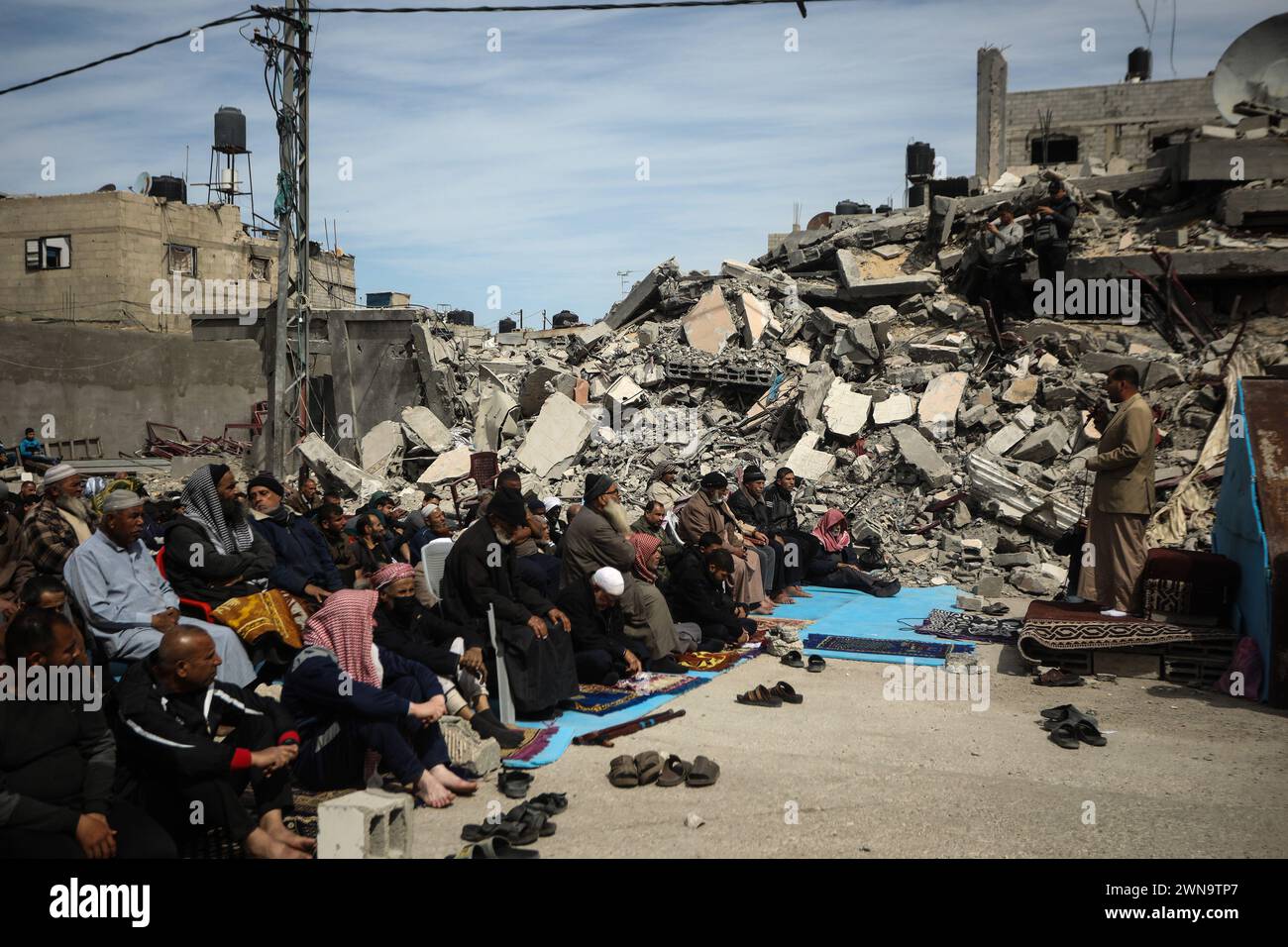 Rafah, Gaza. März 2024. Palästinenser nehmen an Freitagsgebeten in der Nähe der Ruinen einer Moschee Teil, die bei israelischen Streiks zerstört wurde, in Rafah im südlichen Gazastreifen. Am Freitag, 1. März 2024. Foto: Ismael Mohamad/UPI. Quelle: UPI/Alamy Live News Stockfoto