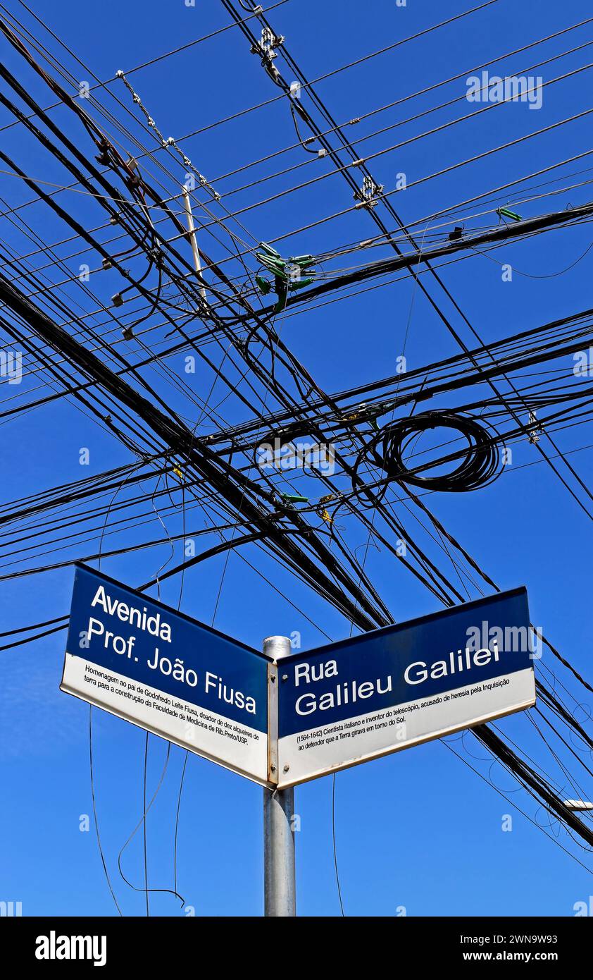 RIBEIRAO PRETO, SAO PAULO, BRASILIEN - 28. Dezember 2023: Straßenschilder und elektrische Leitungen Stockfoto