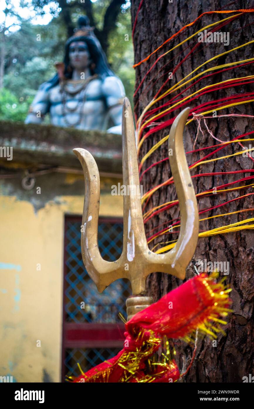 Februar 14T2024, Uttarakhand Indien. Heiliger Lord Shiva Skulptur und Trident: Tarkeshwar Mahadev Tempel, Lansdowne Stockfoto