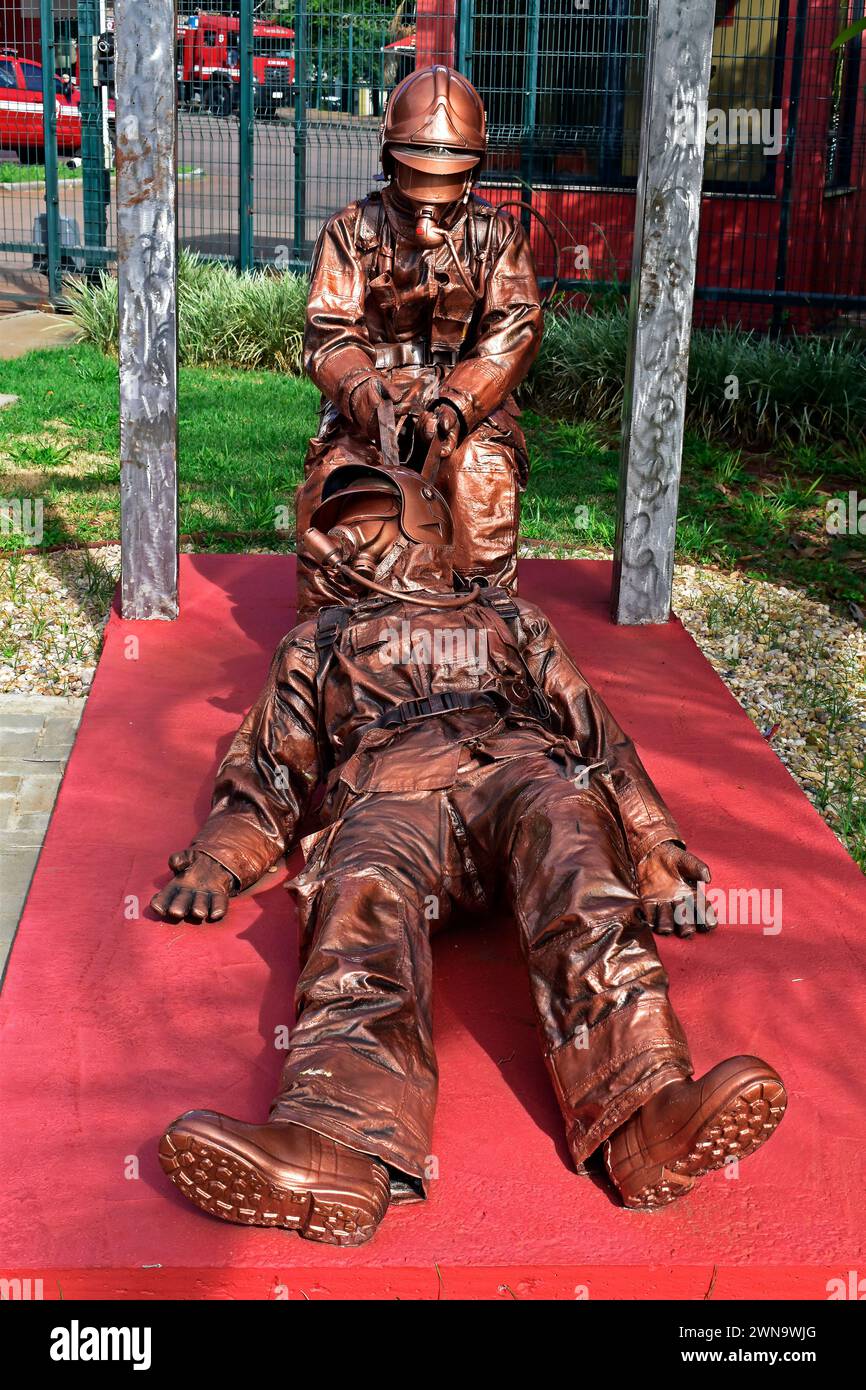 RIBEIRAO PRETO, SAO PAULO, BRASILIEN - 2. Januar 2024: Historisches Denkmal zu Ehren der Feuerwehrleute Stockfoto