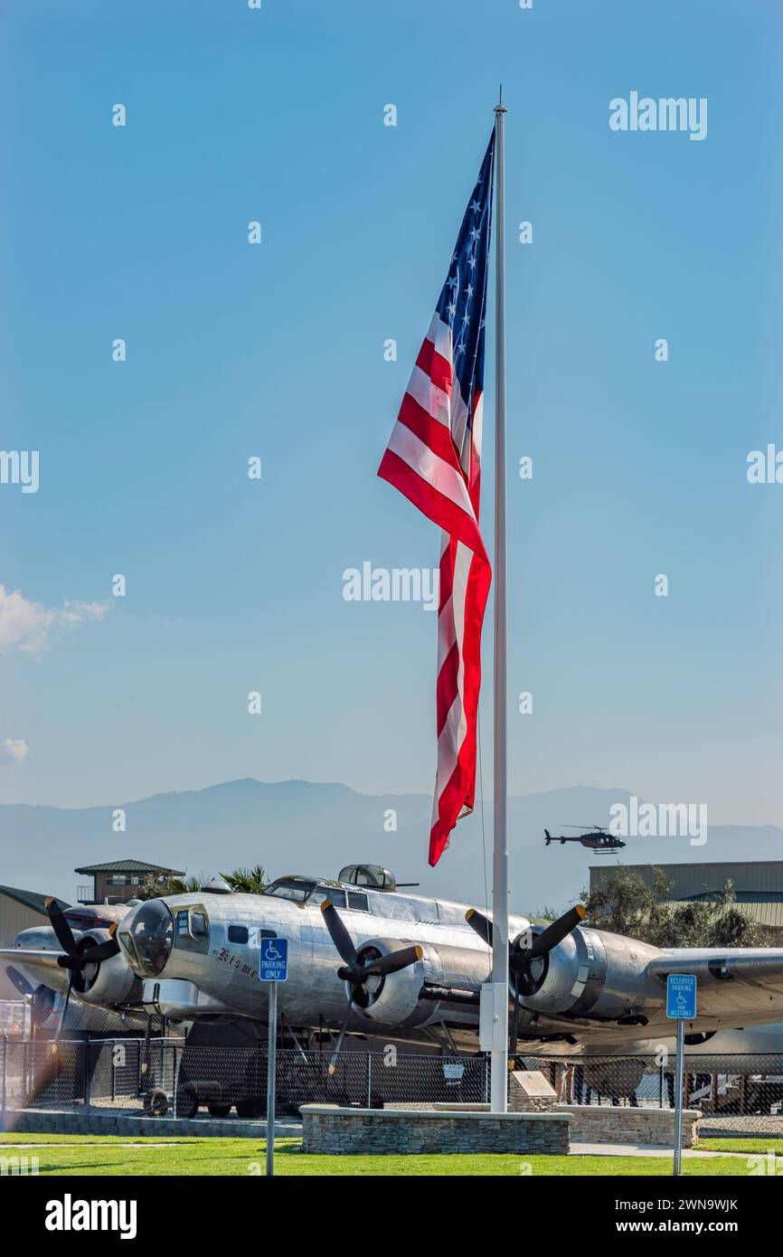 Chino, Kalifornien - 28. Februar 2024: Amerikanische Flagge und B-17G Flying Fortress. Flog die letzte B-17-Mission. Stockfoto