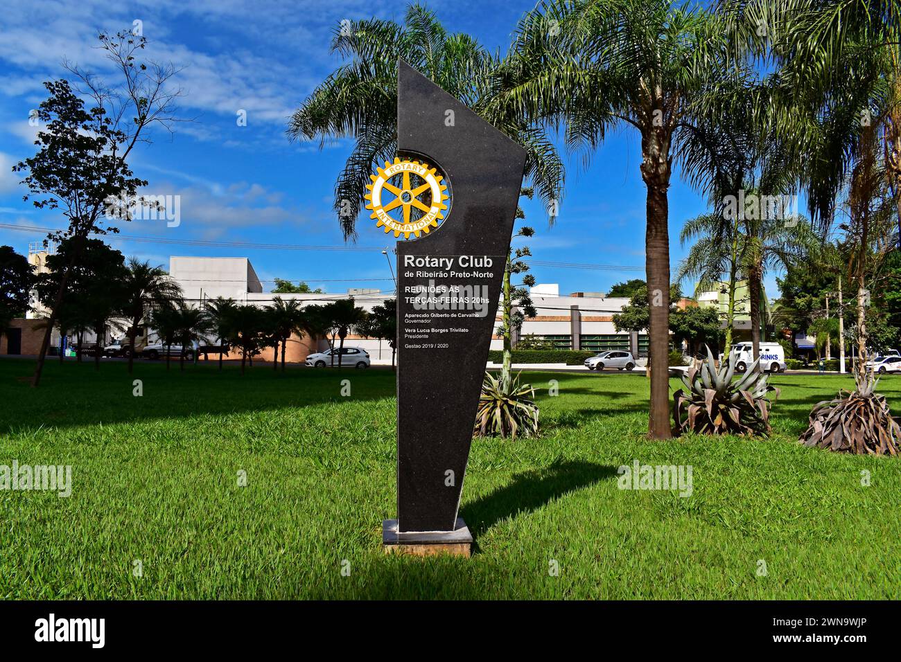 RIBEIRAO PRETO, SAO PAULO, BRASILIEN - 2. Januar 2024: Wahrzeichen von Rotary International auf dem Gras Stockfoto