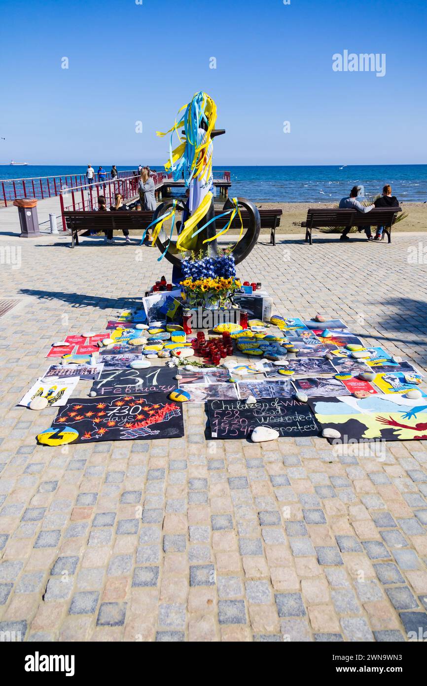 Gedenkfeier für die Invasion in der Ukraine zum 2-jährigen Jubiläum. Finikoudes Promenade, Larnaca, Zypern. Februar 2024 Stockfoto