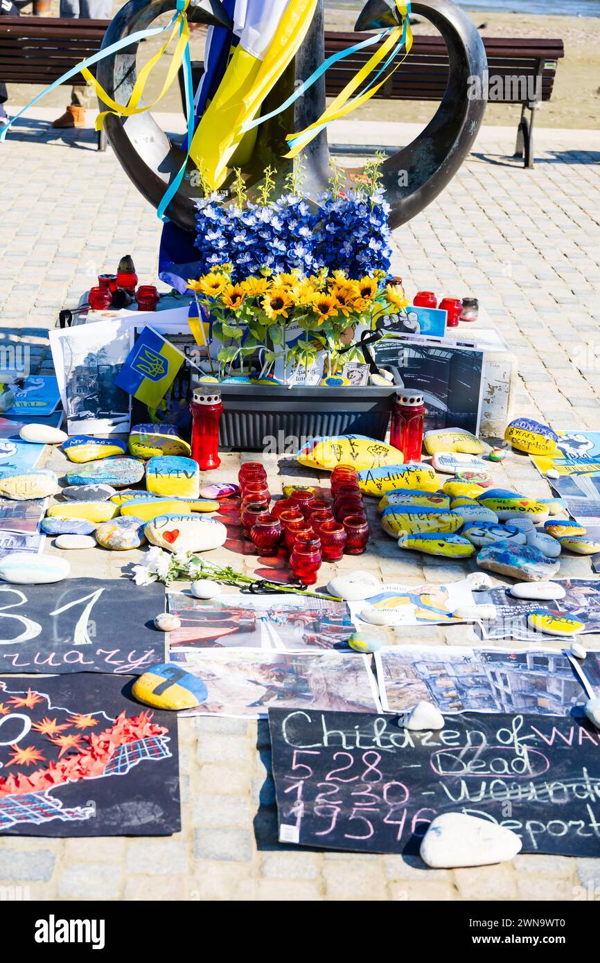 Gedenkfeier für die Invasion in der Ukraine zum 2-jährigen Jubiläum. Finikoudes Promenade, Larnaca, Zypern. Februar 2024 Stockfoto