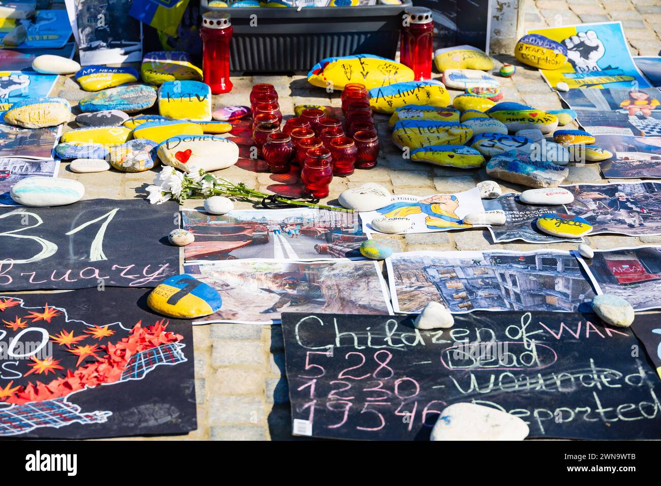Gedenkfeier für die Invasion in der Ukraine zum 2-jährigen Jubiläum. Finikoudes Promenade, Larnaca, Zypern. Februar 2024 Stockfoto