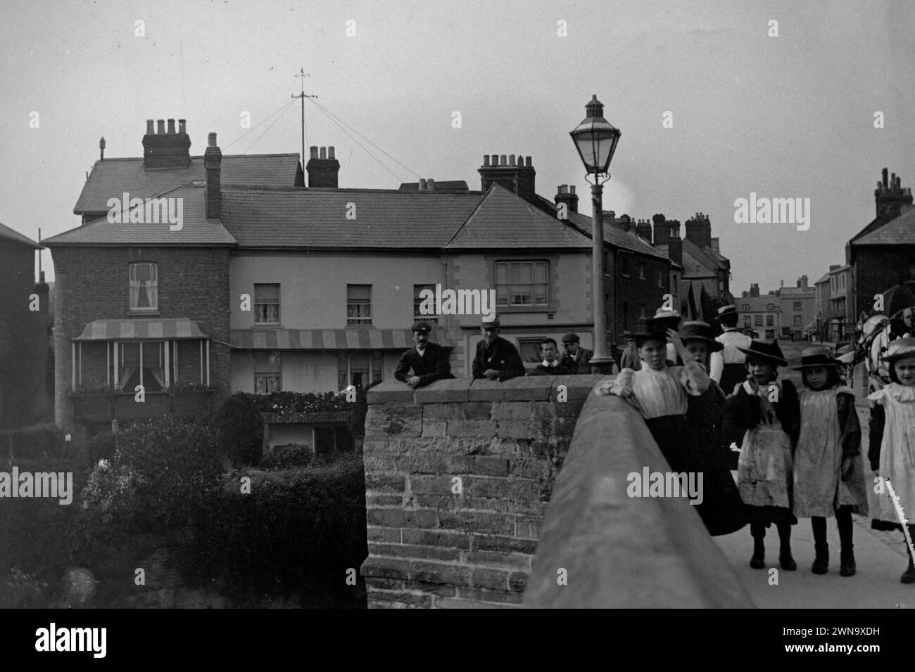 1897 Historisches Schwarzweißfoto einer Nanny und Kinder auf der Wye Bridge, Hereford, Herefordshire, England, Großbritannien Stockfoto