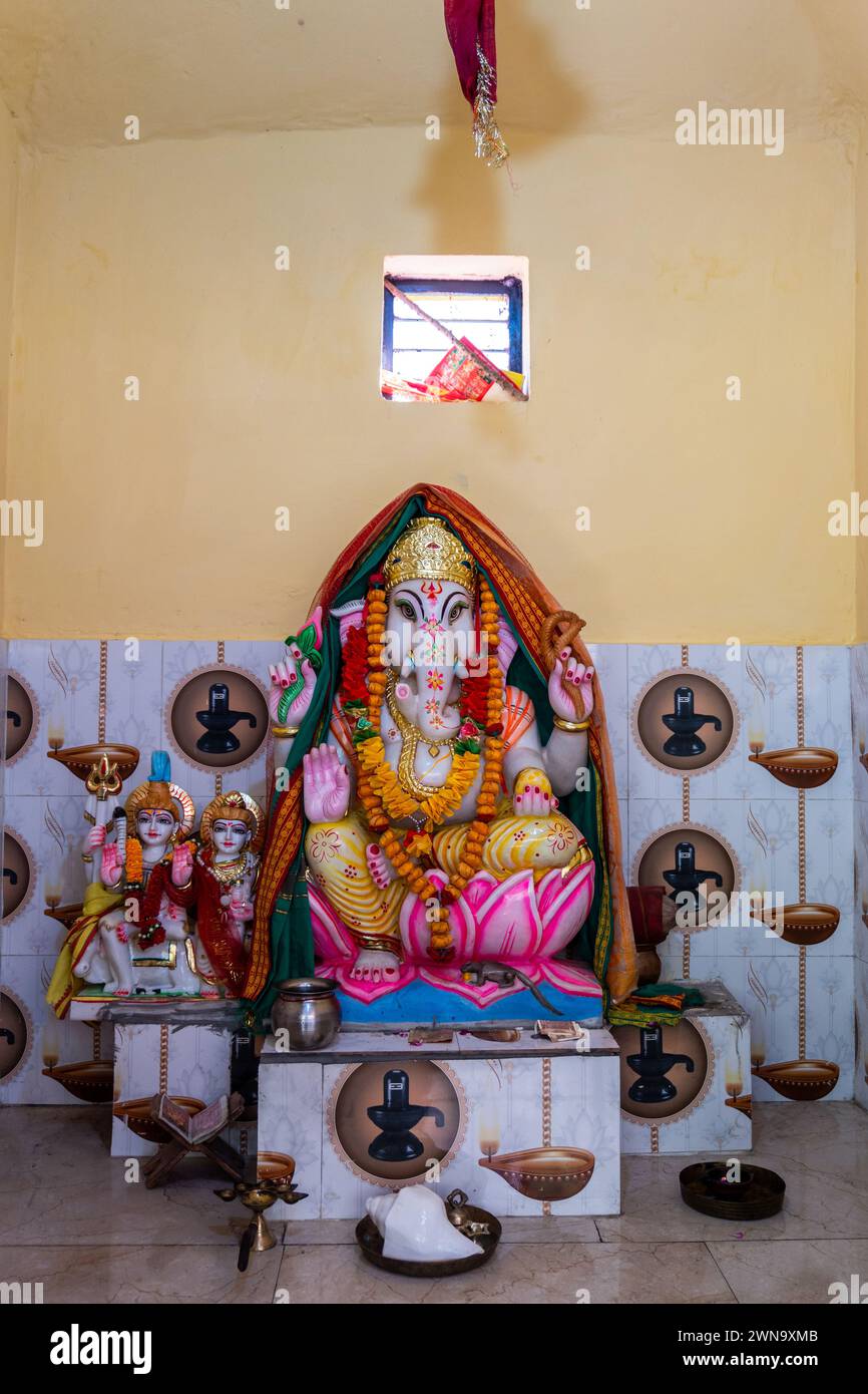 Februar 14T2024, Uttarakhand Indien. Heilige Lord Ganesha Skulptur: Das Innere Des Hindutempels Stockfoto