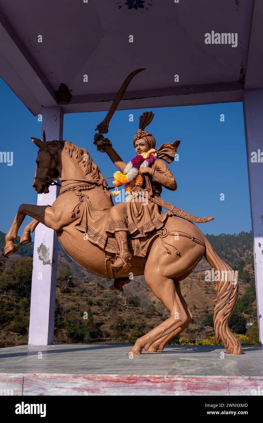 Februar 14th2024 Uttarakhand, Indien, Statue von Teelu Rauteli: Garhwali Rajput Krieger aus dem 17. Jahrhundert Reitpferd mit Waffen, Gurrad Talla, Chaundkot, Pau Stockfoto