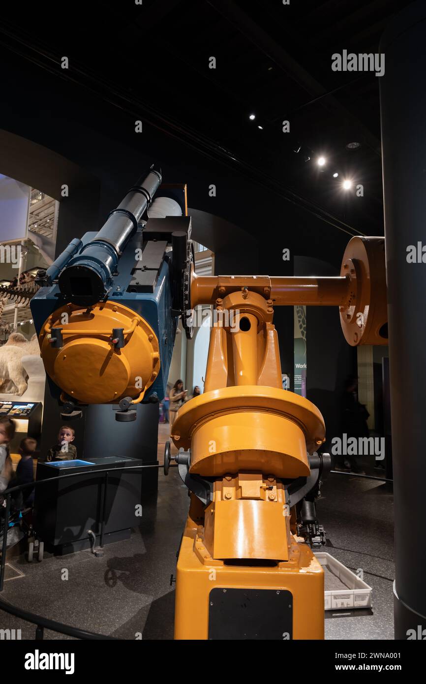 Schmidt Telescope, altes Kameraskop astronomisches Instrument in Earth in Space Gallery am National Museum of Scotland in Edinburgh. Stockfoto