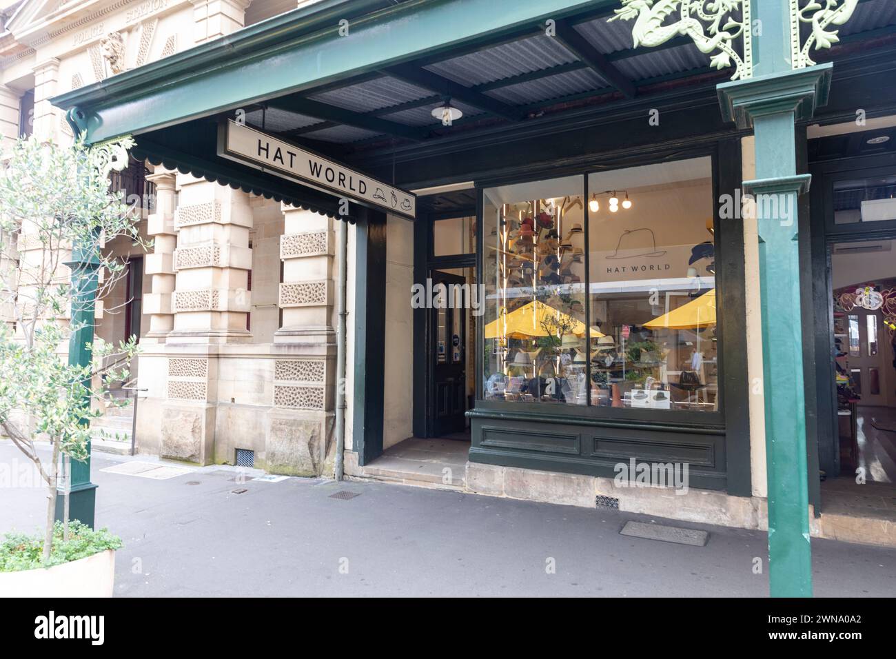 Sydney The Rocks Area, hat World Hatters Store in der George Street, der eine große Auswahl an hochwertigen Kopfbedeckungen verkauft, Sydney, NSW, Australien Stockfoto