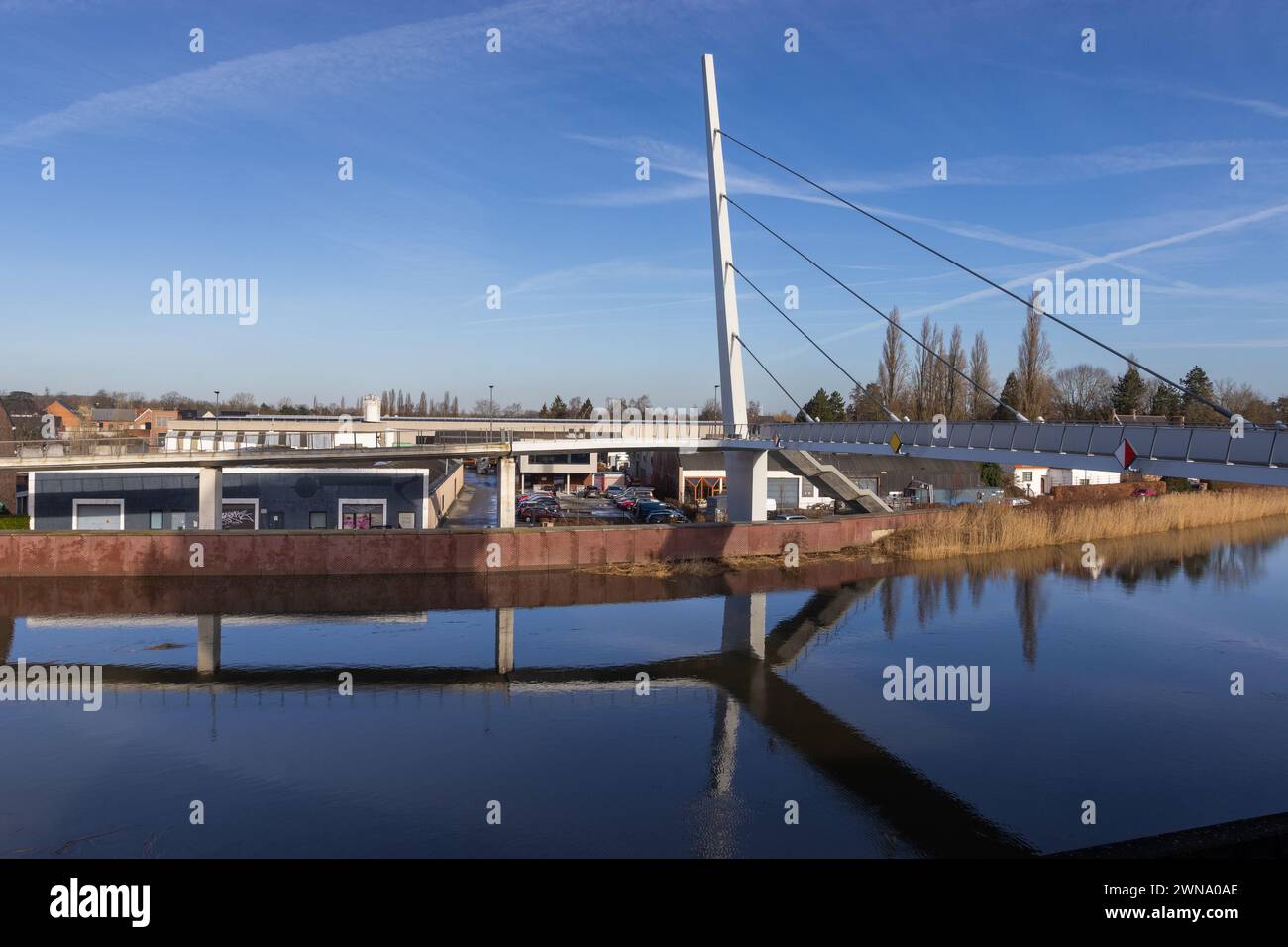 WETTEREN, BELGIEN, 1. FEBRUAR 2024: Blick auf die neue Radbrücke über die Schelde in Wetteren. Entwickelt von ZJA, seit 2018 im Einsatz, verbindet sie beide Stockfoto