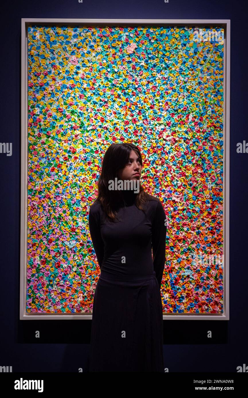 London, England, Großbritannien. März 2024. Christies Mitarbeiter steht bei Damien Hirsts „Schleier der Serendipität“, der auf 650.000 bis 850 000 GBP geschätzt wurde, während der Pressevorschau von Christies „London Evening Sale“ und „The Art of the Surreal Evening Sale“. Der Verkauf findet am Abend des 7. März statt. (Kreditbild: © Thomas Krych/ZUMA Press Wire) NUR REDAKTIONELLE VERWENDUNG! Nicht für kommerzielle ZWECKE! Stockfoto