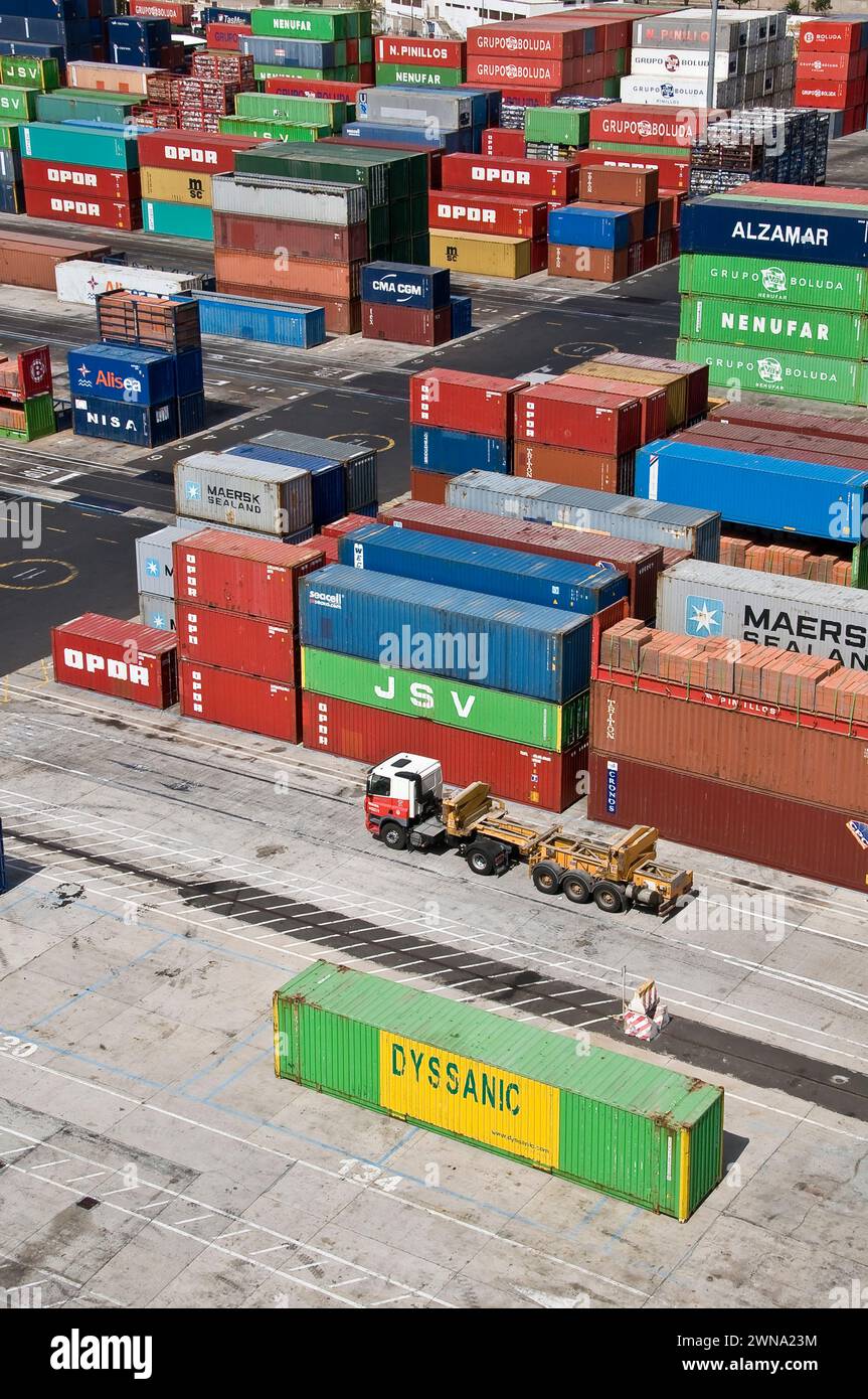 Lkw, der zwischen Containern in einem Seehafen auf den Kanarischen Inseln verkehrt Stockfoto