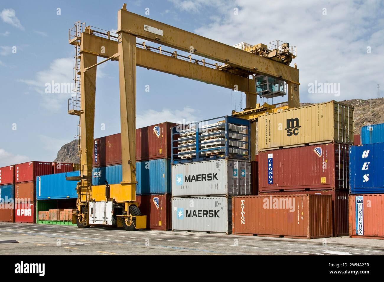 Container und Industriekran in einem Seehafen auf den Kanarischen Inseln Stockfoto