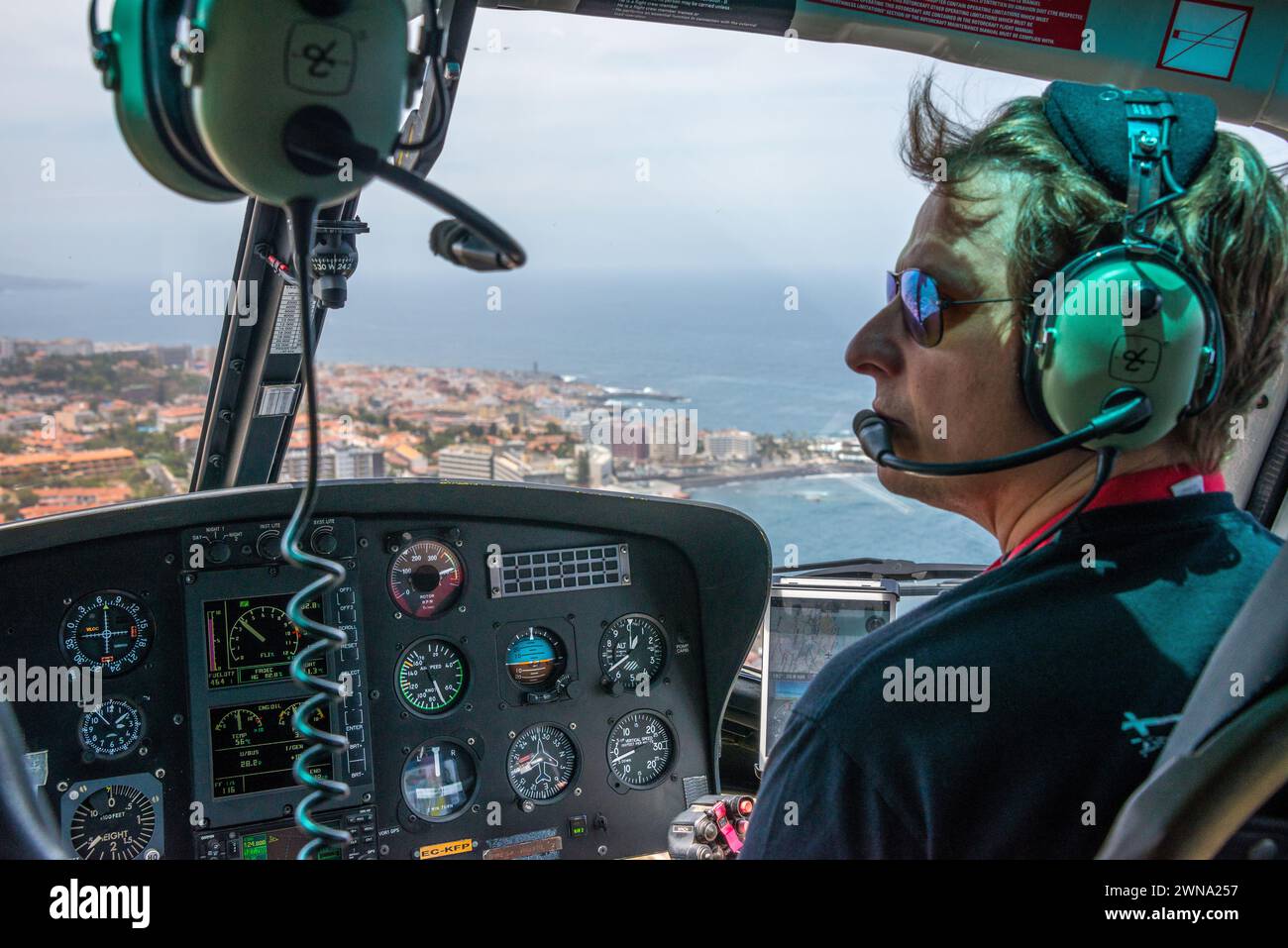 Pilot an der Steuerung eines Hubschraubers Stockfoto